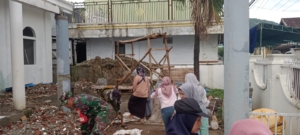 Babinsa Maluk Bersama Warga Gotong Royong Bersihkan Halaman Kantor Desa