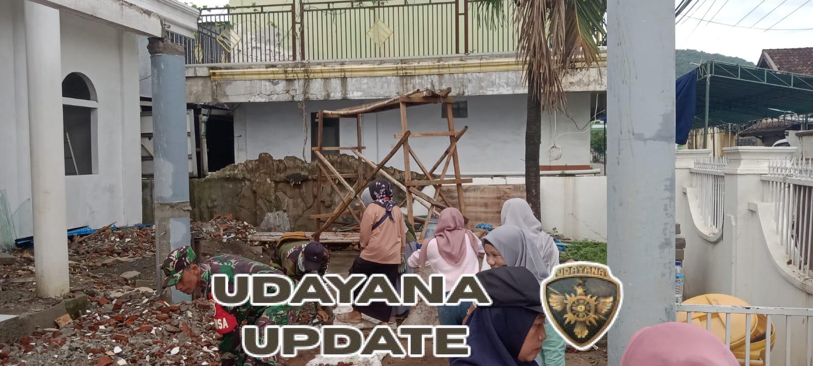 Babinsa Maluk Bersama Warga Gotong Royong Bersihkan Halaman Kantor Desa