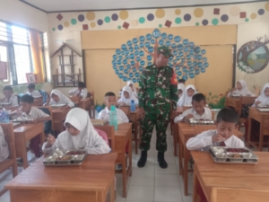 Babinsa Seteluk Dampingi Program Makan Bergizi Gratis di SDN 1 Air Suning