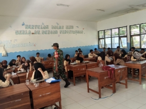 Babinsa Koramil Jereweh Dampingi Program Makan Bergizi Gratis di SMA Negeri 1 Jereweh