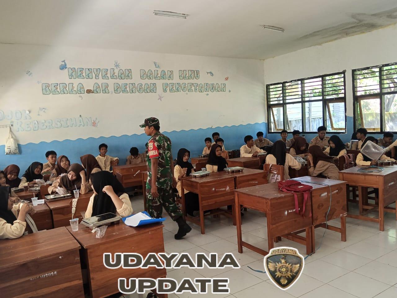 Babinsa Koramil Jereweh Dampingi Program Makan Bergizi Gratis di SMA Negeri 1 Jereweh