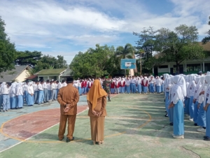 Silaturahmi Danramil 1614-03/Hu’u dengan Pihak SMA Negeri 1 Hu’u di Upacara Pengibaran Bendera