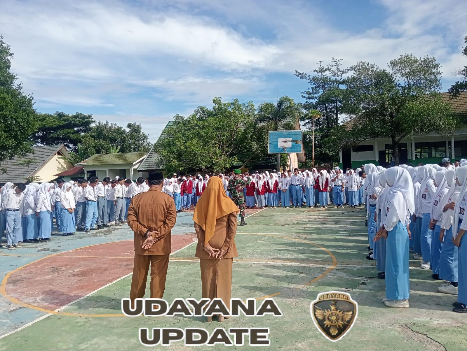 Silaturahmi Danramil 1614-03/Hu’u dengan Pihak SMA Negeri 1 Hu’u di Upacara Pengibaran Bendera
