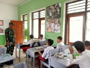 Pendampingan MBG, Babinsa Koramil 1628-05/Jereweh Pastikan Gizi Siswa Terpenuhi