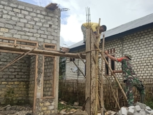 Sertu Sunardin Turut Gotong Royong Bangun Rumah Warga di Tanamodu