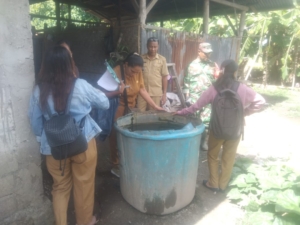 Dukung Hidup Sehat, Babinsa Waingapu dan Nakes Tinjau Rumah Warga di Kelurahan Mauliru