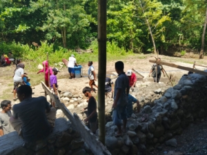 Wujud Kepedulian Babinsa, Patroli Wilayah Sekaligus Karya Bakti di Desa Ngonggi