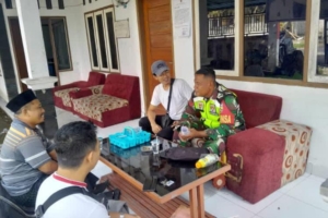 Tingkatkan Koordinasi dan Kebersamaan, Babinsa Koptu Muh. Ziadi Sambangi Staf Desa