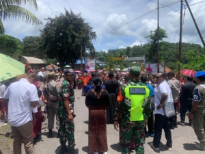 Babinsa Koramil Wulanggitang Amankan Jalur Kedatangan Uskup Keuskupan Larantuka