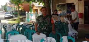 Sertu Syarifuddin Bantu Warga Pasang Terop Pernikahan, Wujud Kemanunggalan TNI-Rakyat