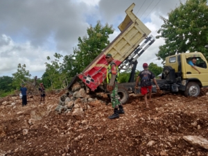 Babinsa Koramil 1627-03/Batutua Pantau Penurunan Material KDKMP Desa Mundek