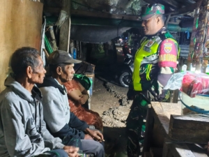 Patroli Malam Babinsa Woha Tekankan Larangan Bergadang dan Kampanye Anti Narkoba