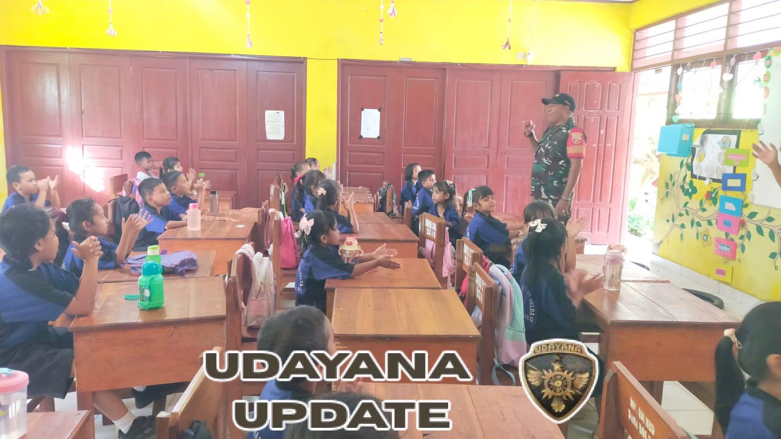 Sertu Eusebio De Araujo Ajarkan Lagu Kebangsaan Siswa