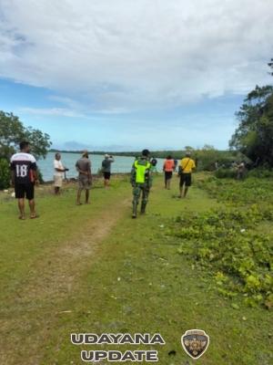 Babinsa Koramil 1627-02/Pantai Baru Bersama Warga Gotong Royong Bersihkan Bahu Jalan