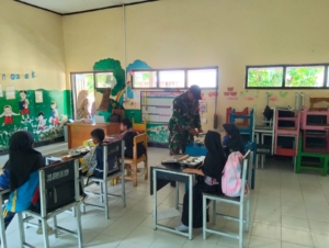 TNI Dukung Peningkatan Gizi Anak Melalui MBG di Desa Seteluk Atas