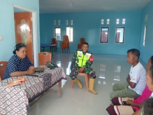 Babinsa Sertu Donatus Kiri Pantau Keamanan Wilayah dan Komsos Bersama Warga Ranakolo Selatan