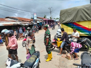 Babinsa Mollo Utara Tertibkan Aktivitas Warga di Pasar Kapan, Keamanan Jadi Prioritas.