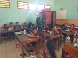Babinsa Lewoleba Kawal Penyaluran 1.097 Paket Makanan Bergizi Gratis di Nubatukan