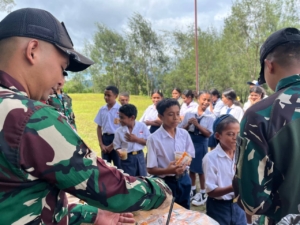 Bangun Kehangatan, Satgas Pamtas Yonarhanud 2 Kostrad Nikmati Bubur Bergizi Bersama