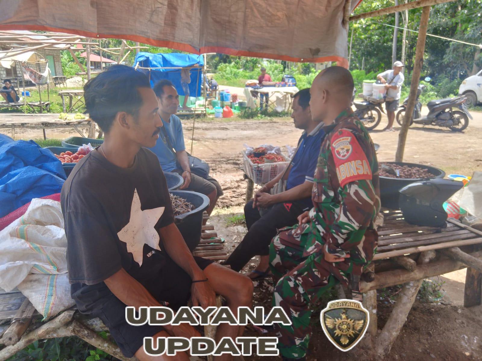 Sertu Latif Jalin Kedekatan dengan Warga Melalui Komsos di Pasar Desa