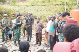 15 Kilometer Perjuangan, Air Bersih Satgas Yonif 743/PSY Mengalir Hingga Pedalaman Papua