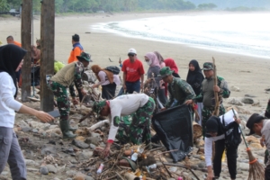 Kodim1628/KSB, Polres KSB dan Masyarakat Bersinergi Gelar Karya Bhakti Bersihkan Pantai Balad