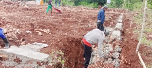 Babinsa Batutua Pantau Pemasangan Pondasi KDKMP Desa Mundek