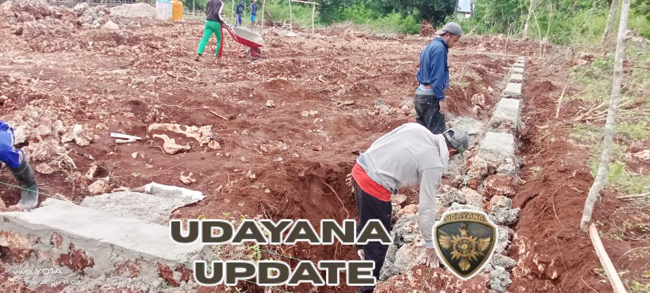 Babinsa Batutua Pantau Pemasangan Pondasi KDKMP Desa Mundek