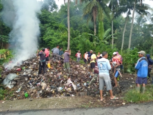 Tumbuhkan Kebersamaan, Babinsa dan Masyarakat Desaloka Gelar Gotong Royong Umum