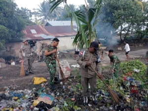 Wujud Sinergi TNI–Polri, Koramil Kewapante Fokus Bersihkan Sampah di Pinggiran Jalan dan Selokan Pasar Geliting