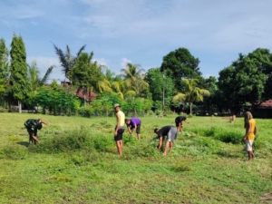 Jaga Kebersihan Lingkungan Satuan, Anggota Kodim 1603/Sikka Babat Rumput Liar di Asrama Iligetang