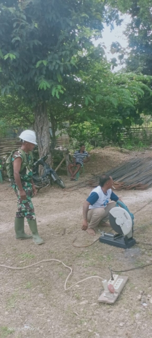 Babinsa Koramil 1627-02/Pantai Baru Pantau Pemotongan Besi KDKMP Desa Lakamola
