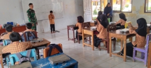 Peran Aktif Babinsa Seteluk Sukseskan Makan Bergizi Gratis bagi Pelajar
