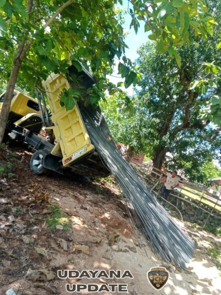 Babinsa Pantau Pendistribusian Besi Ulir KDKMP di Desa Mundek