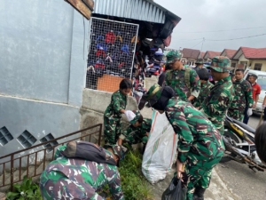 Kodim 1612/Manggarai dan Jurnalis Bersinergi Gelar Karya Bakti di Pasar Inpres Ruteng