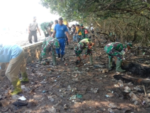 TNI, Polri, dan Masyarakat Bersatu Jaga Kebersihan Pesisir Pantai Lewintana