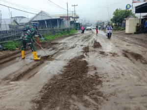 Wujud Kepedulian Lingkungan, Babinsa Sembalun Bumbung Pimpin Aksi Bersih-Bersih Badan Jalan