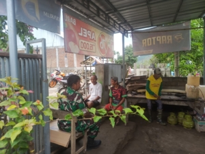 Lewat Komsos, Babinsa Koramil 1614-03/Hu’u Dorong Partisipasi Warga dalam Pembangunan Desa