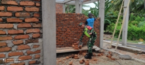 Wujud Kepedulian TNI, Babinsa Bantu Warga Bangun Rumah di Maubasa Timur