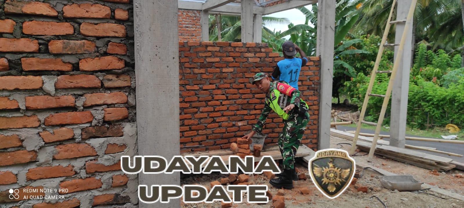 Wujud Kepedulian TNI, Babinsa Bantu Warga Bangun Rumah di Maubasa Timur