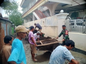 Babinsa Koramil 1614-01/Dompu Perkuat Gotong Royong Warga di Lingkungan Swete Barat