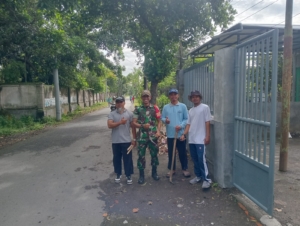 Aksi Nyata Babinsa Ombe Baru Jaga Kebersihan Lingkungan