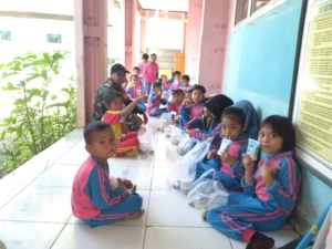Babinsa Kodim 1628/Sumbawa Barat Pastikan MBG di TK Qolbi Ummi Lancar
