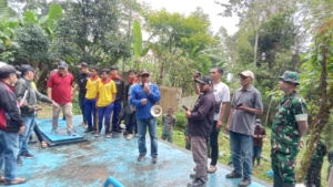 Peduli Lingkungan, Babinsa Koramil 1612-01/Ruteng Bareng Warga dan Pelajar Tanam Pohon Sambut Hari Pers Nasional