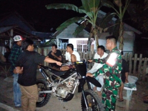 Babinsa Koramil Hu’u Berikan Edukasi Kesehatan kepada Remaja Saat Ronda Malam