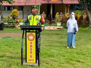 Upacara Bendera di SMAN 2 Sape, Guru dan Siswa Serentak Dukung Pesan Positif Babinsa