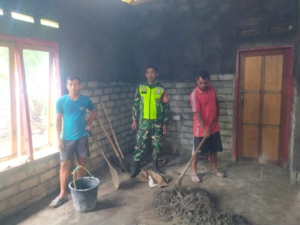 TNI Bersama Warga Gotong Royong Bangun Rumah di Nangapanda