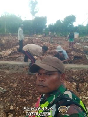 Babinsa Koramil 1627-03/BTT Dampingi Penyelesaian Pondasi Tengah KDKMP Desa Mundek