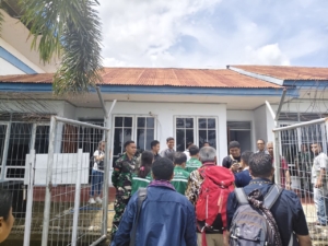 Penjemputan Tamu Gerejawi Berlangsung Aman, Babinsa Larantuka Turut Lakukan Pengamanan