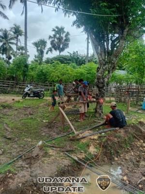 Babinsa Koramil 1627-03/Batutua Pantau Pekerjaan Besi Pembangunan KDKMP Oebatu